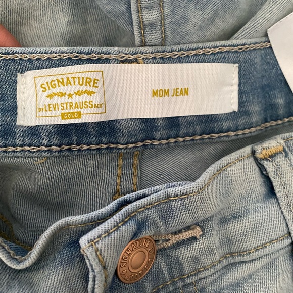 Levis signature Strauss Mom Jeans, Size 30 - Picture 10 of 13
